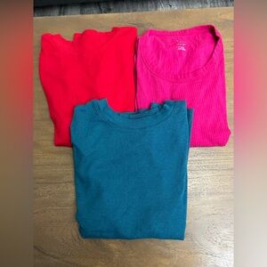(3)Ribbed short sleeve shirts. Size XXL.Red, green and pink.